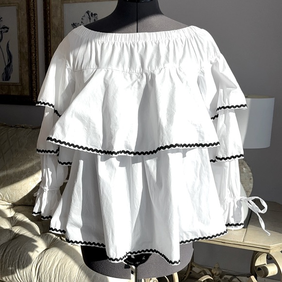 Absolutely adorable layered top - Picture 3 of 8